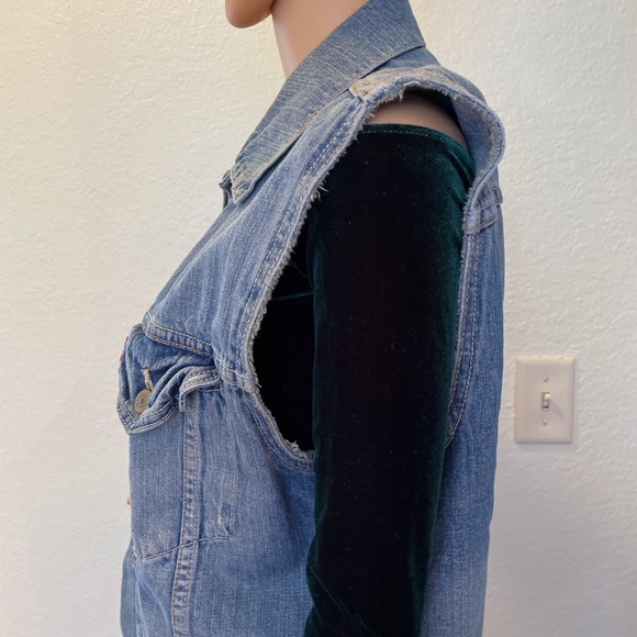 Vintage 90’s oversized medium wash Levi’s vest with pockets and grommet buttons! - Picture 7 of 9